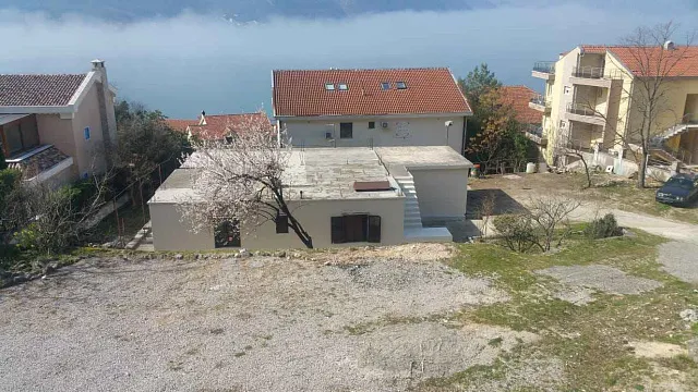Zum Verkauf steht ein Haus mit großem Grundstück in Dobrota, — photo 5